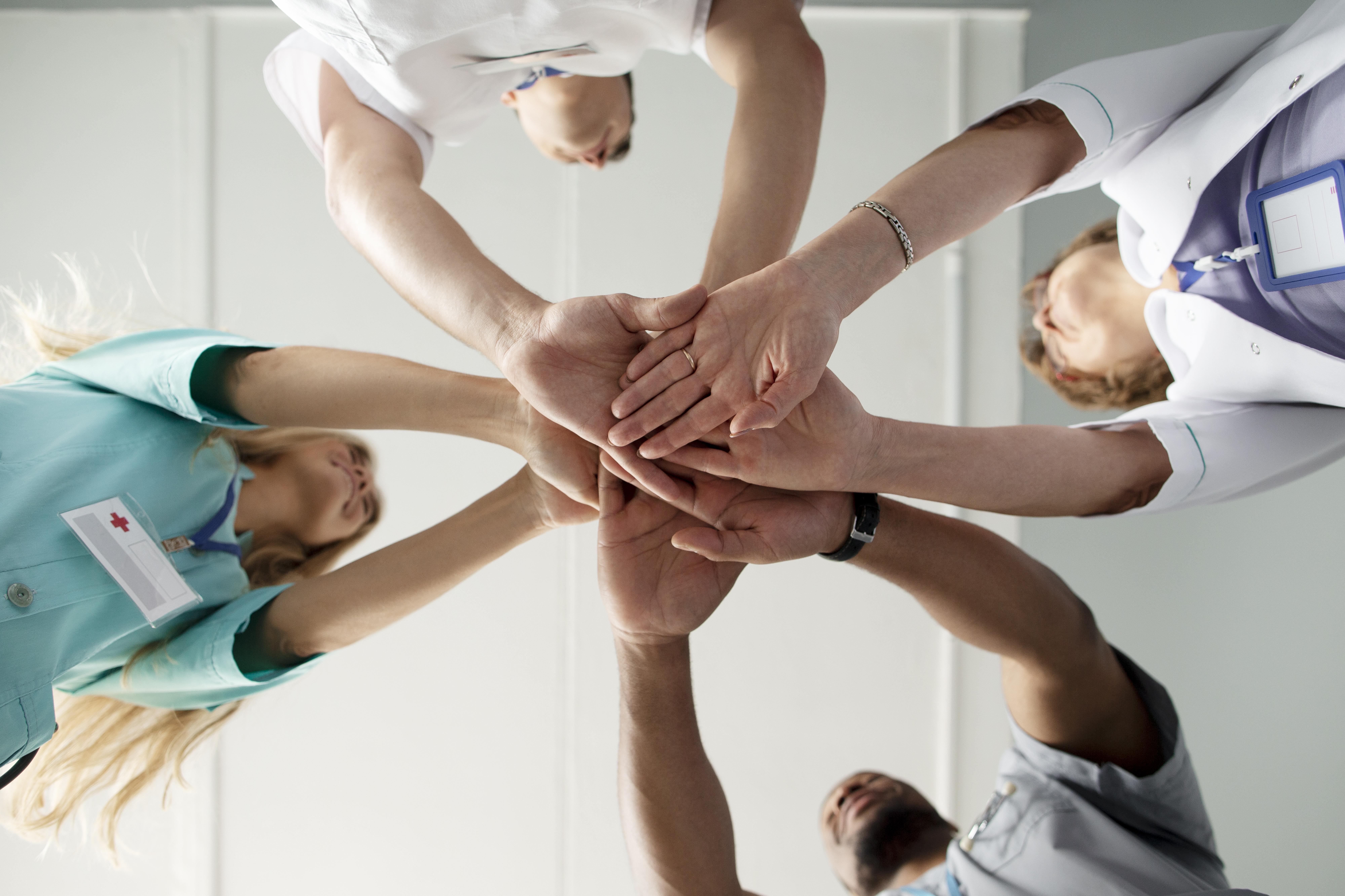 gros-plan-sur-l-equipe-d-agents-de-sante